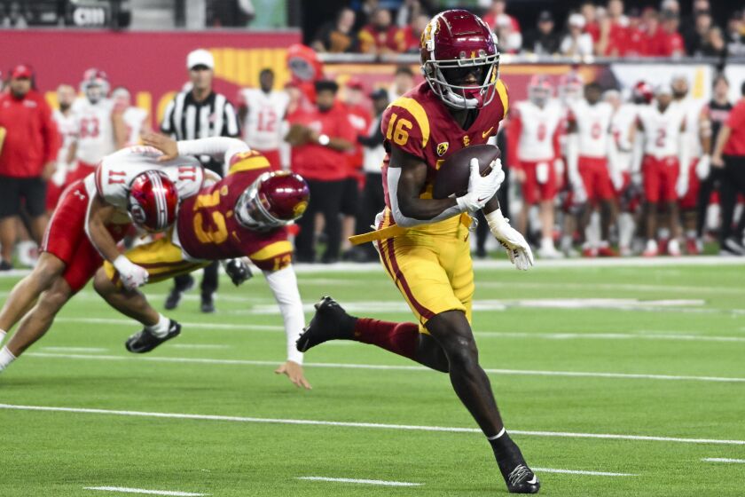 USC receiver Tahj Washington runs in for a touchdown after catching a pass from Caleb Williams 