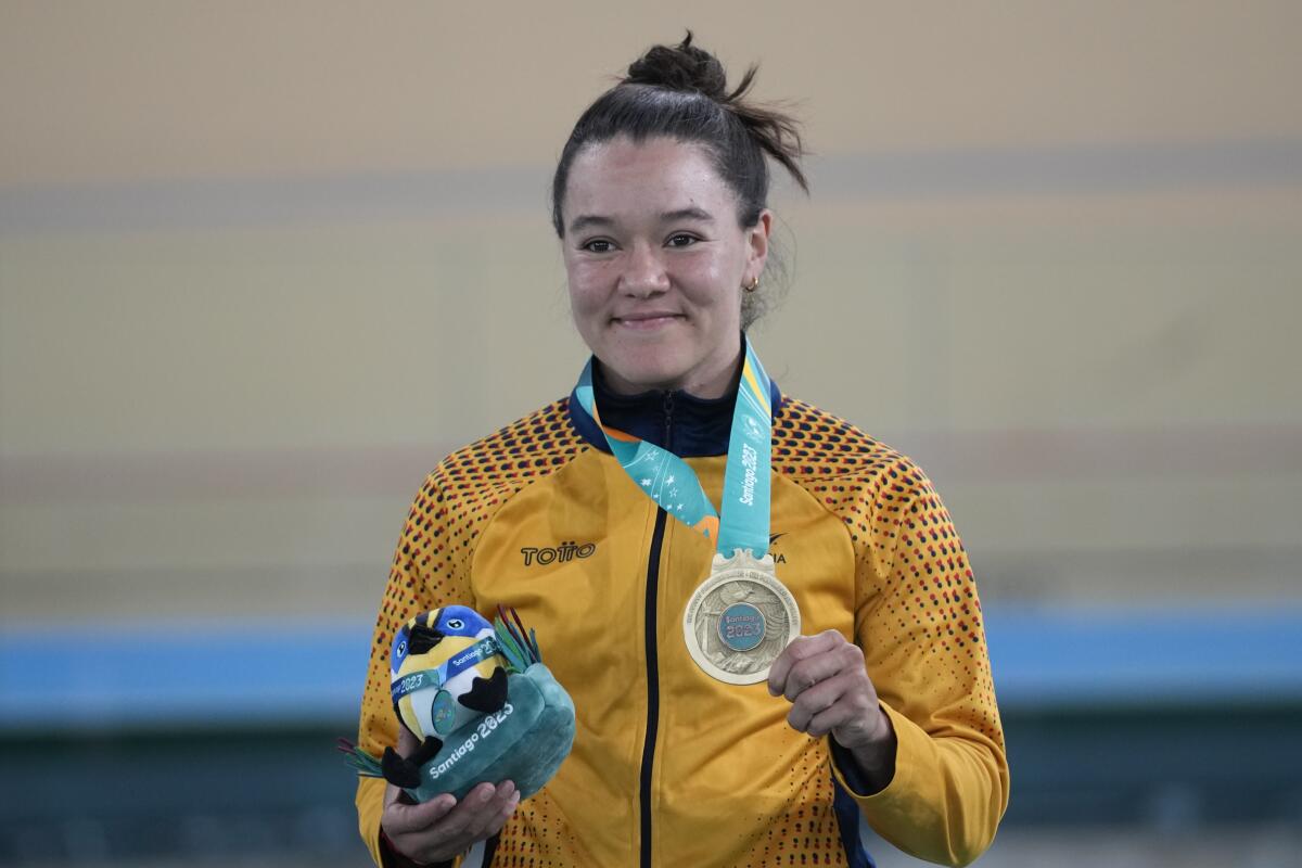 La colombiana Martha Bayona posa con su medalla de oro 