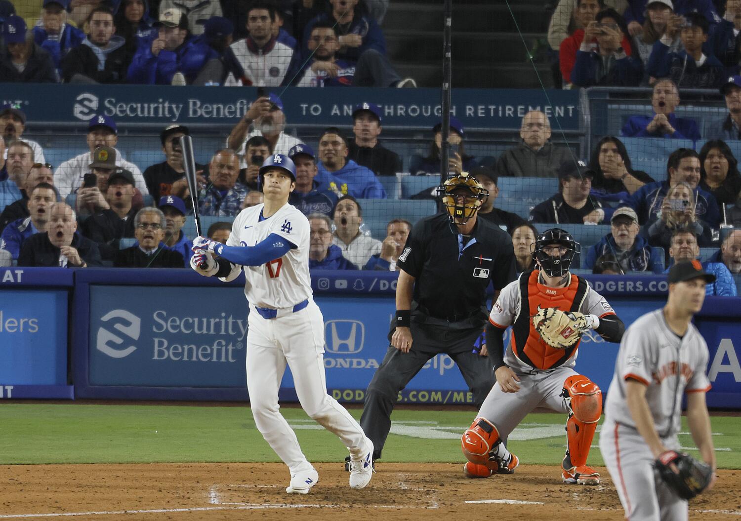 Plaschke: El primer jonrón de Shohei Ohtani con los Dodgers genera polémica entre los aficionados