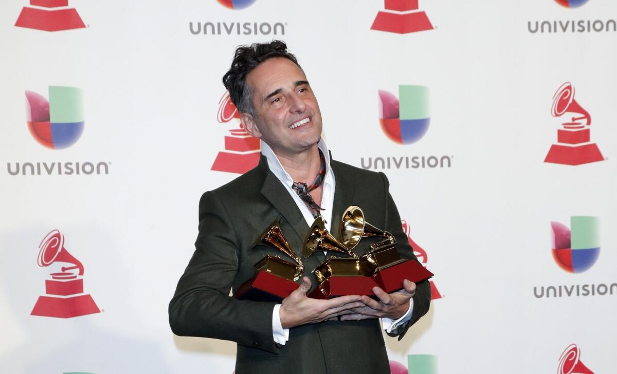 El triple ganador, Jorge Drexler, posa con sus galardones de los Premios Grammy Latinos en el MGM Grand Garden Arena en Las Vegas, Nevada, EE. UU., el 15 de noviembre de 2018.