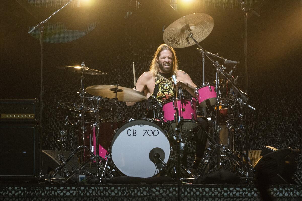 ARCHIVO - Taylor Hawkins de los Foo Fighters, actúa en el Festival Innings en Tempe Beach Park,