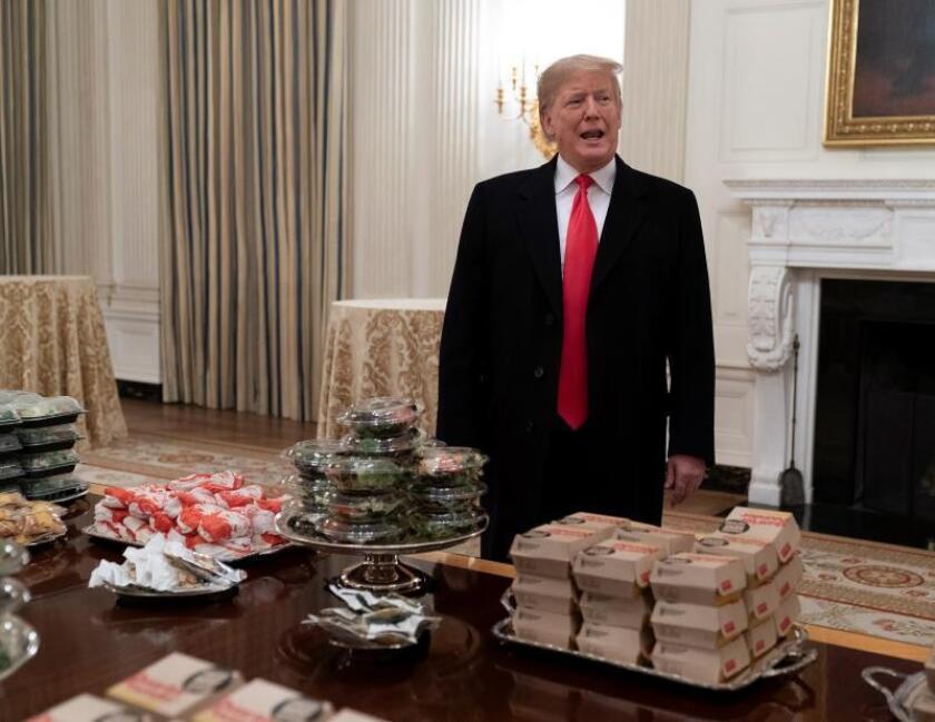 El presidente de los Estados Unidos, Donald J. Trump, fue registrado este lunes al presentar la comida rápida que se le ofreció a los Tigres de Clemson, antes de su visita a la Casa Blanca, para celebrar su campeonato nacional de fútbol americano universitario. EFE