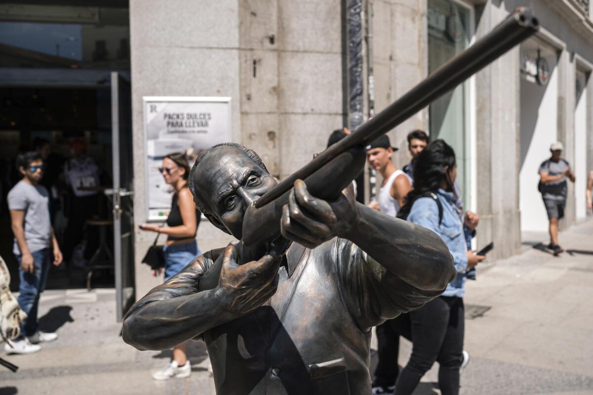 Una estatua del rey emérito de España Juan Carlos I con un rifle de caza, del escultor chileno Nicolás Miranda