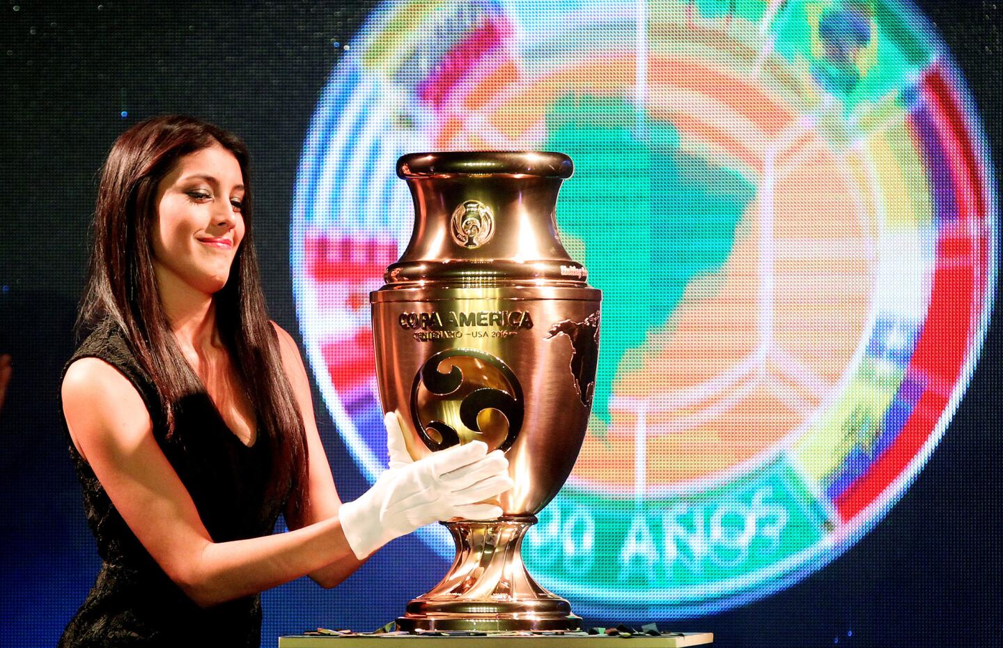 Una modelo acomoda el trofeo de la Copa América Centenario durante su presentación en Bogotá, Colombia.