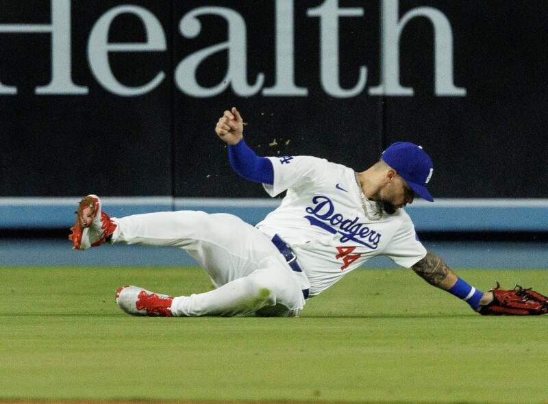 Dodgers'ın orta saha oyuncusu Andy Pages yedinci atışta kayan bir yakalama yapıyor.
