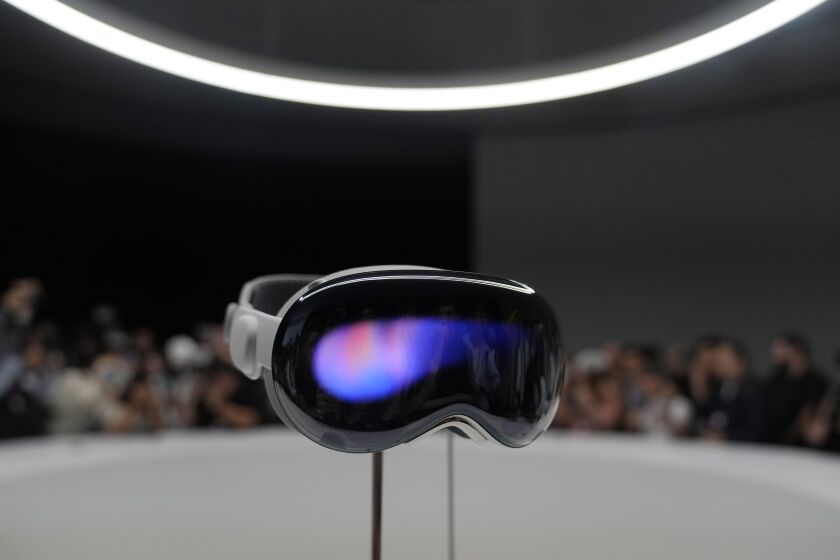 Las gafas Vision Pro de Apple exhibidas en una sala de exposiciones del campus de Apple en Cupertino, California, el lunes 5 de junio de 2023. (AP Foto/Jeff Chiu)