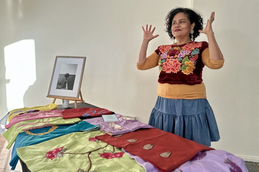La artista mexicana, Natalia Toledo muestra parte de su colección textil que será mostrada en la exhibición 'Mujeres, Palabras y Tejidos' en la galería The Front