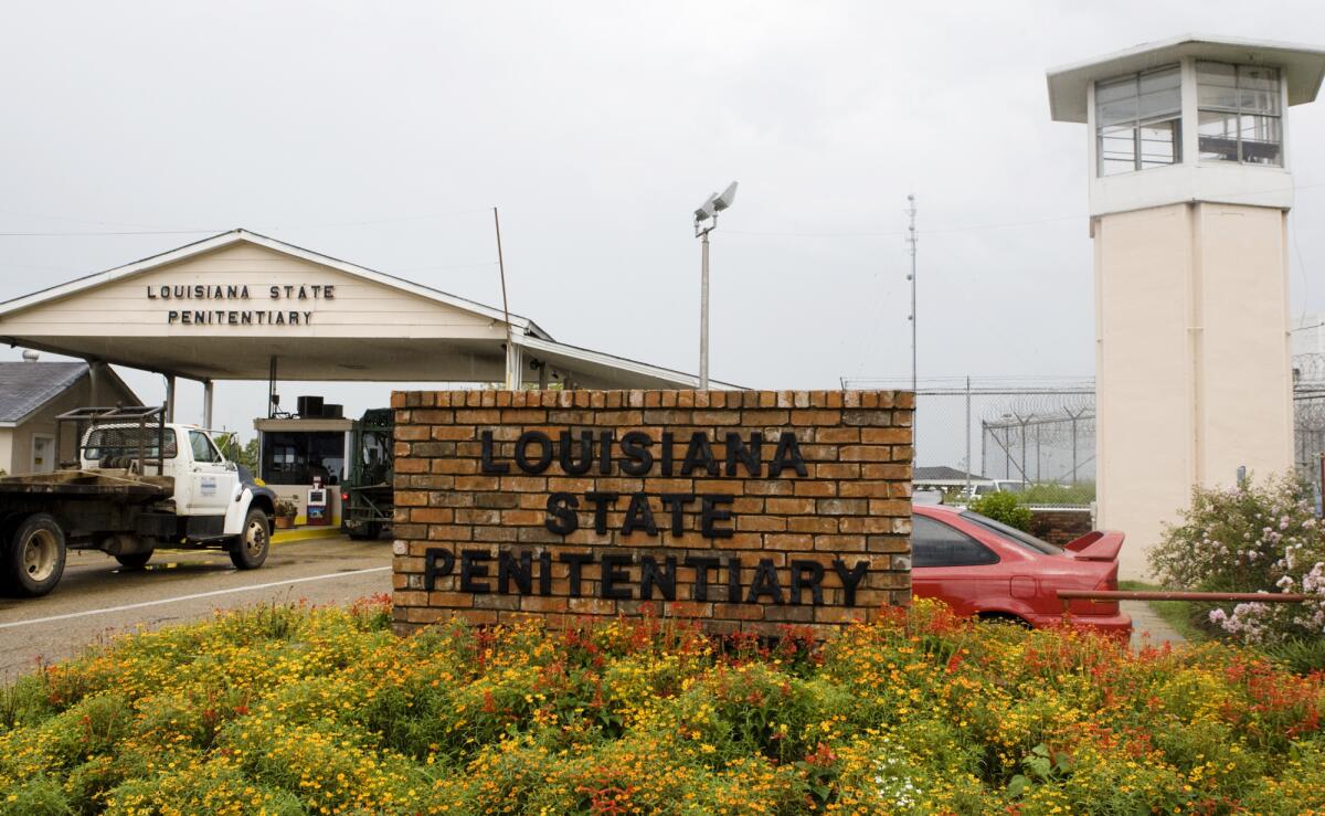 Vehículos pasan por la principal puerta de seguridad hacia la Penitenciaría Estatal de Luisiana,