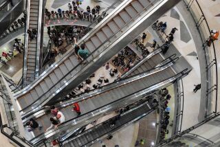 La gente sube a las escaleras mecánicas durante la inauguración del centro comercial Sambil La Candelaria en medio de una inflación vertiginosa y creciente, en Caracas, Venezuela, el domingo 28 de mayo de 2023. (Foto AP/Matías Delacroix)