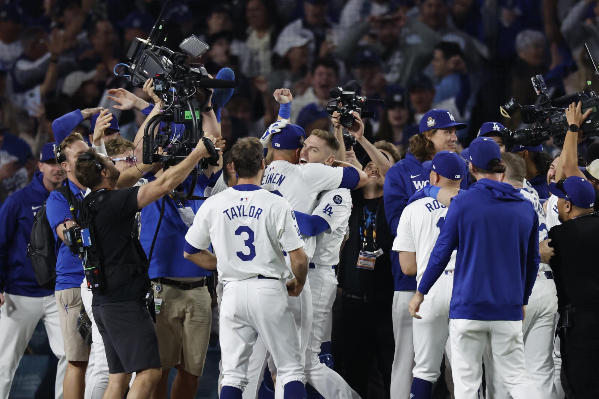 Dodgers yardımcısı Blake Treinen, Cuma günü Dünya Serisinin 1. Maçında Dodgers'ın galibiyetinin sonunda Freddie Freeman'a sarılıyor.