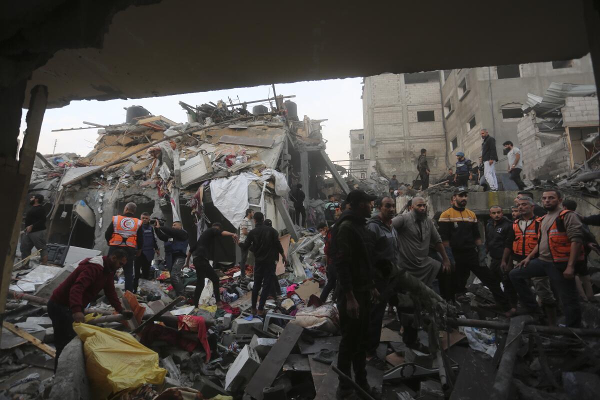 ARCHIVO - Palestinos buscan supervivientes del bombardeo israelí de la Franja de Gaza 