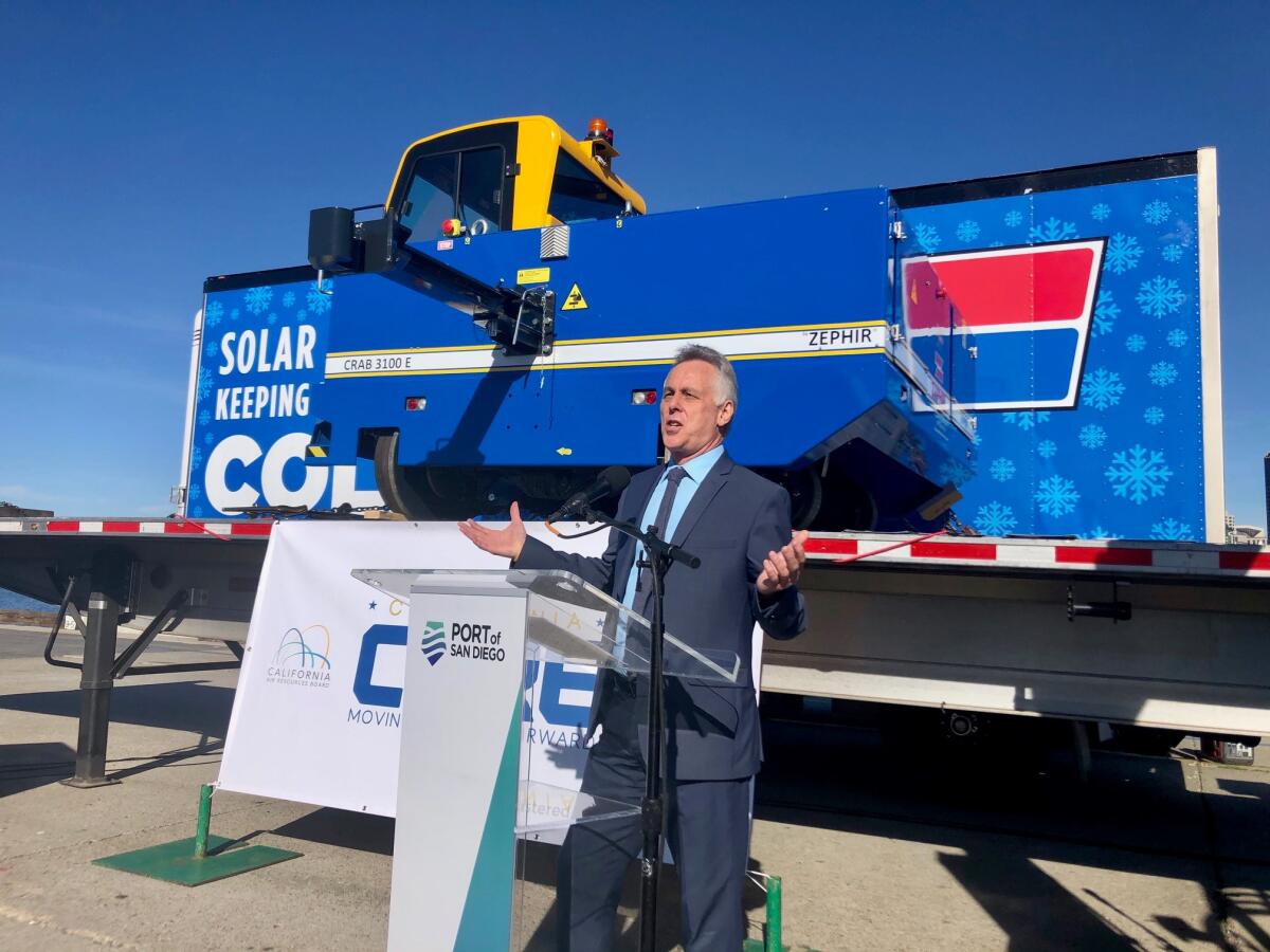 Bill Van Amburg, vicepresidente ejecutivo de Tecnologías y Soluciones para el Transporte Limpio, un grupo que administra el Proyecto de Incentivo de Vales para Equipos Fuera de la Carretera, habla en el Puerto de San Diego el viernes 31. El proyecto anima a los negocios a cambiar de equipos alimentados con combustibles fósiles a cero emisiones, ofreciéndoles vales para compensar la diferencia de precio.