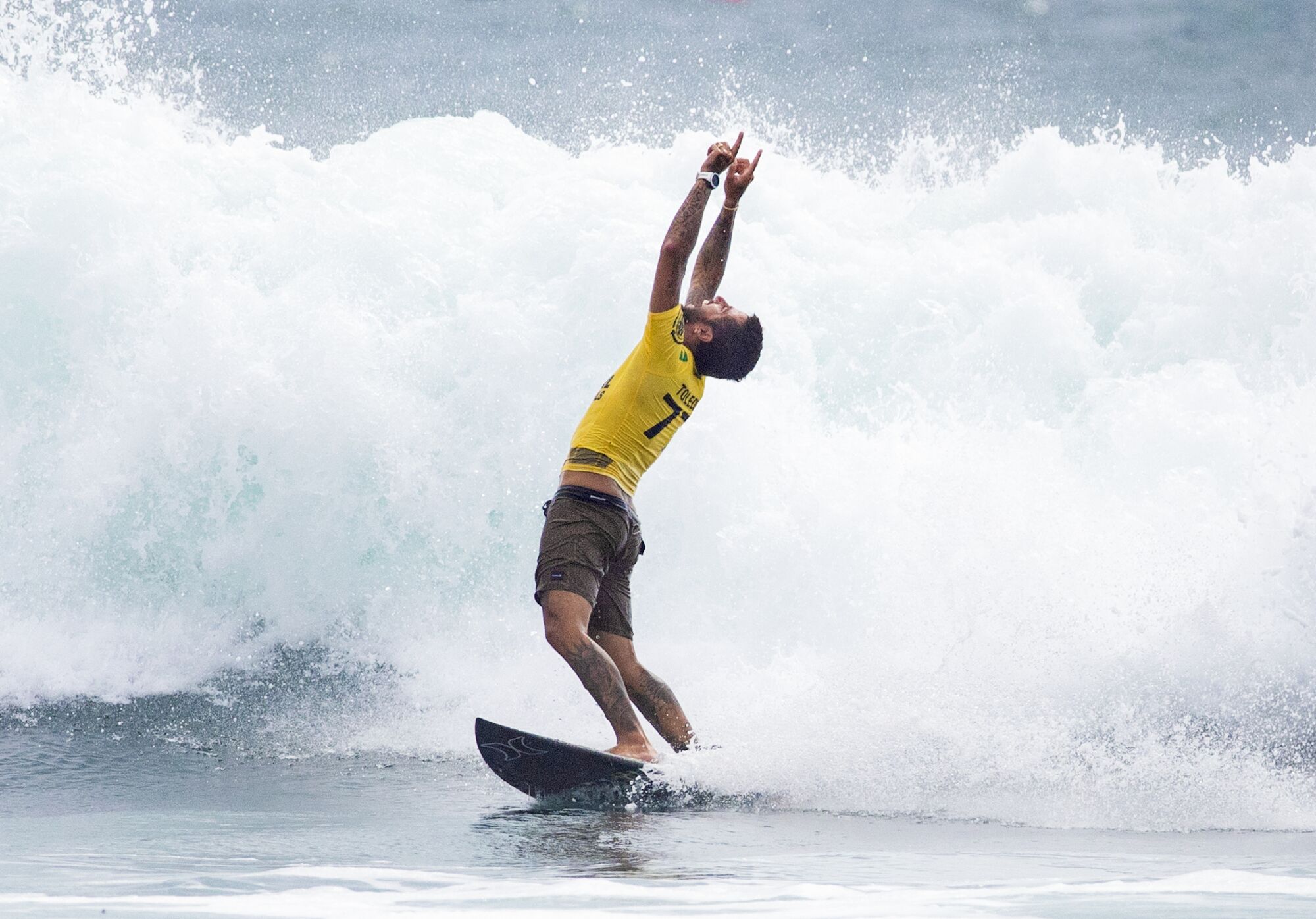 Filipe Toledo célèbre sa victoire sur Italo Ferreira pour remporter la finale de la WSL.