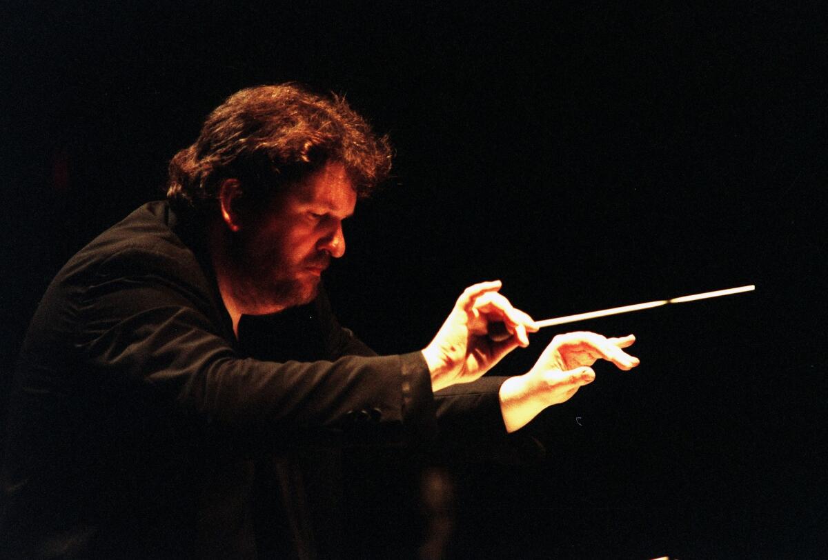 Oliver Knussen conducts the Los Angeles Philharmonic in 1993