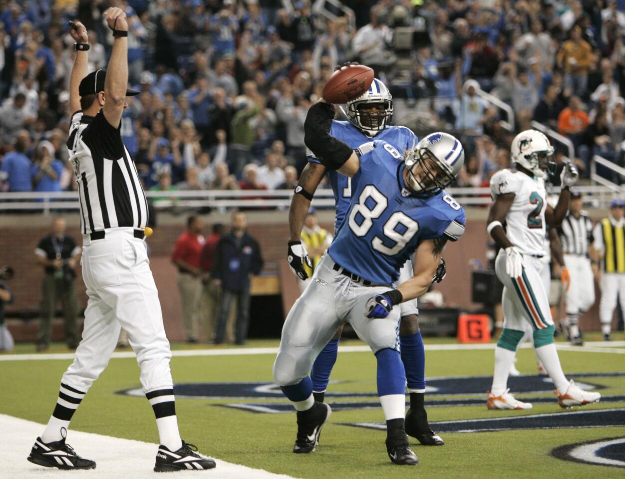 Detroit Lions tight end Dan Campbell celebrates a two-yard touchdown reception against the Miami Dolphins in the first quarter of a NFL football game, Thursday, Nov. 23, 2006, in Detroit. (AP Photo/Paul Sancya)
