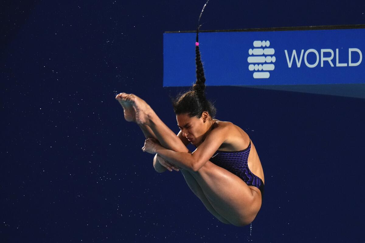 La mexicana Gabriela Agundez Garcia cmpite en la plataforma individual en el Campeonato Mundial