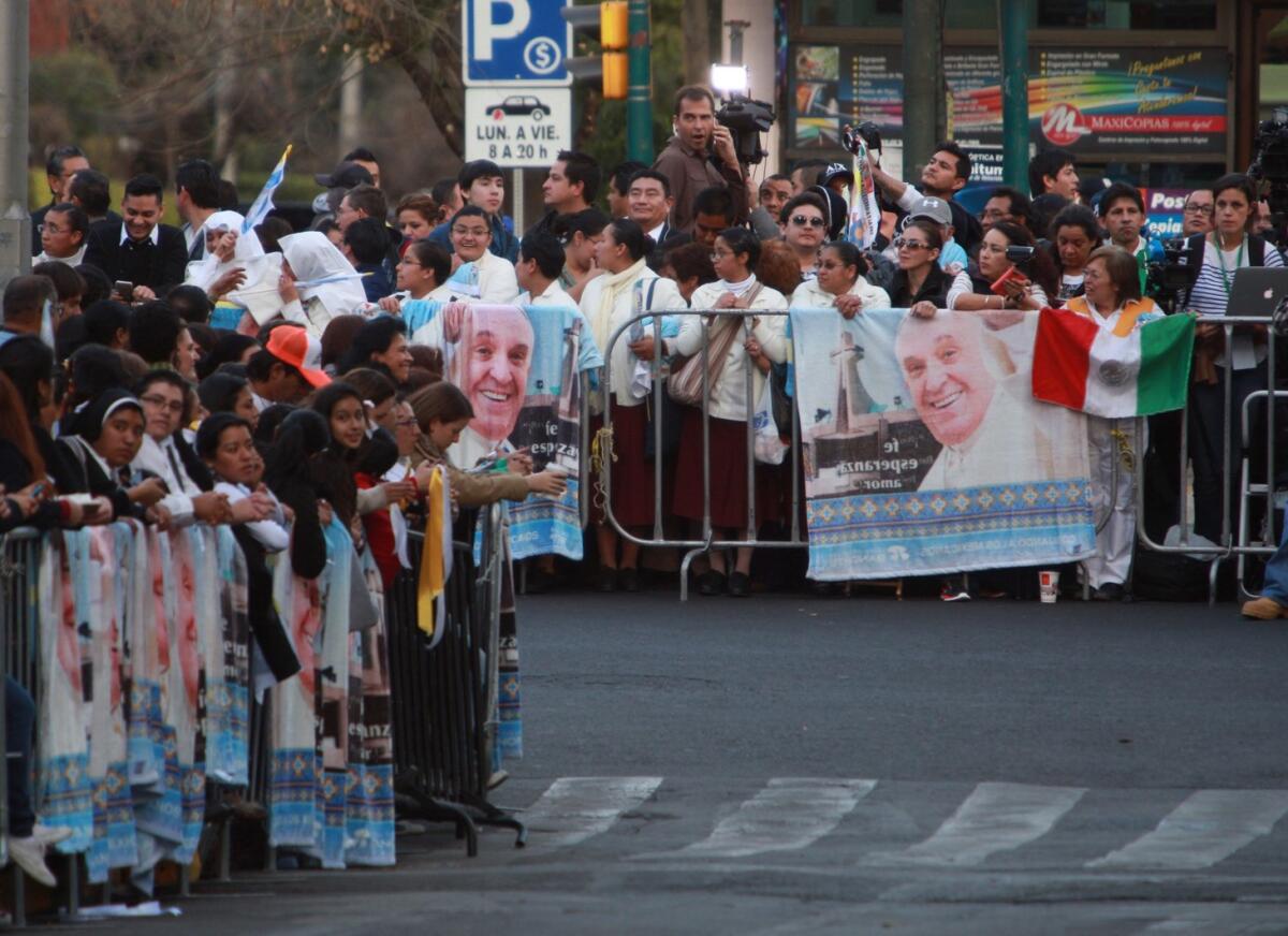 Decenas de personas aguardan que pase el papa Francisco en su recorrido del aeropuerto de la Ciudad de México a la nunciatura el viernes 12 de febrero de 2016.