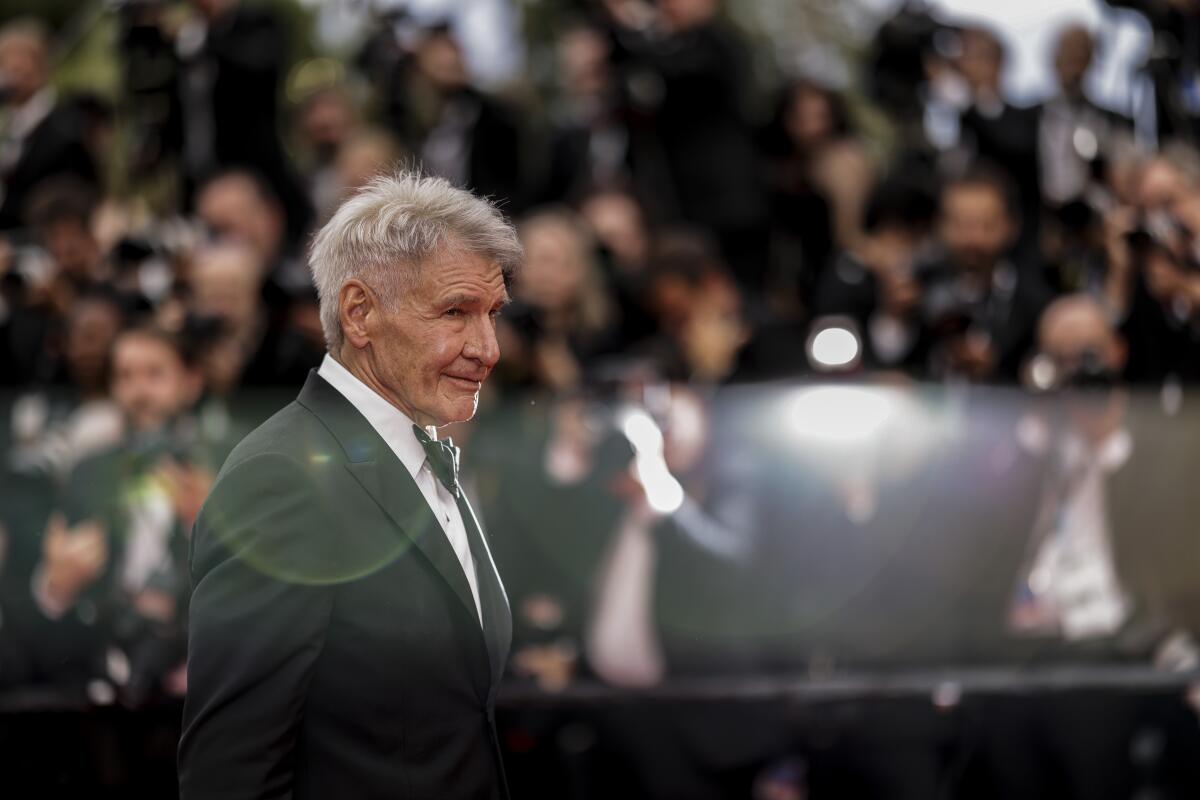 Harrison Ford posa para los fotógrafos al llegar al estreno de la película "Indiana Jones and the Dial of Destiny