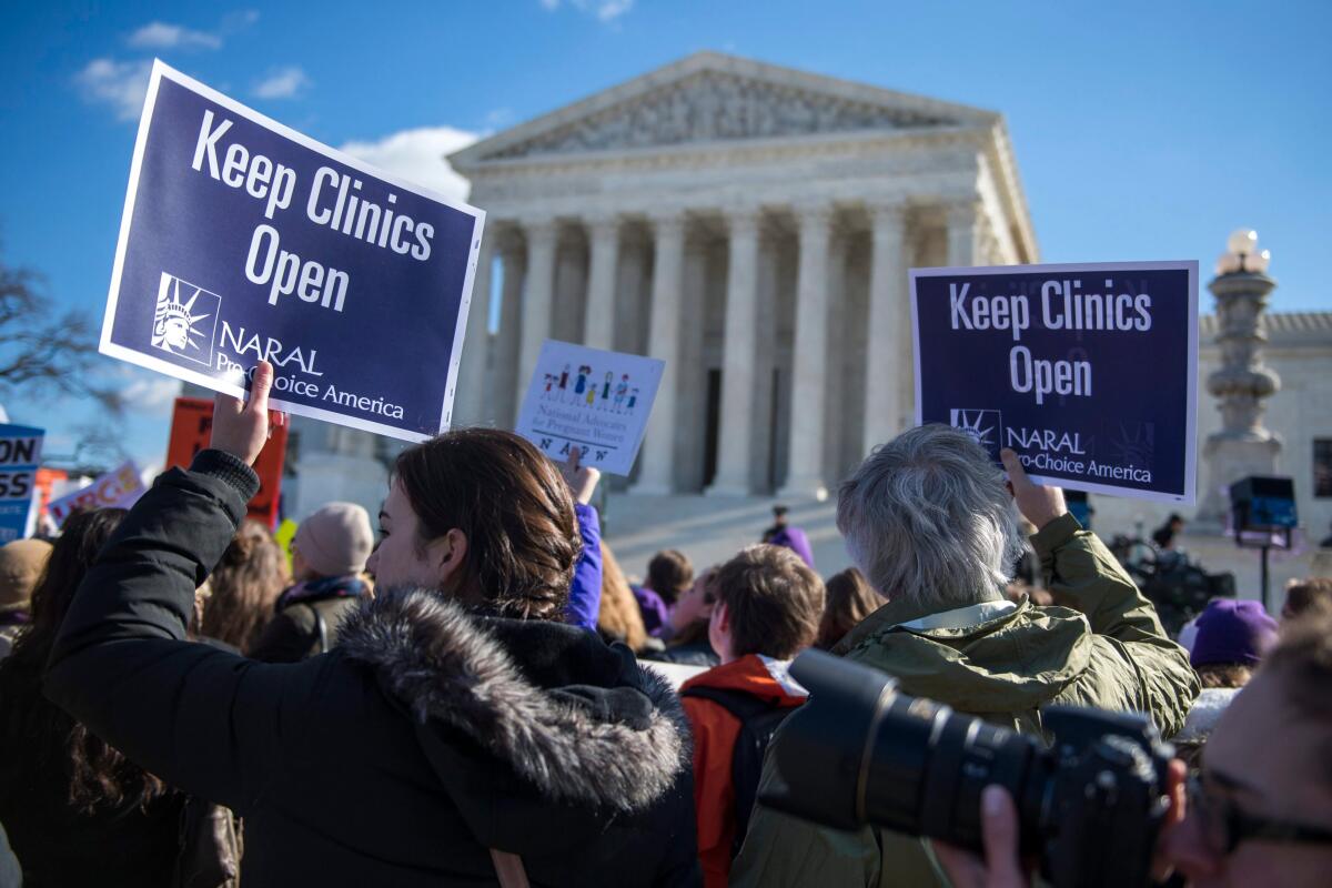 Tribunal insinúa que el veto a aborto en Texas seguirá en vigor durante meses