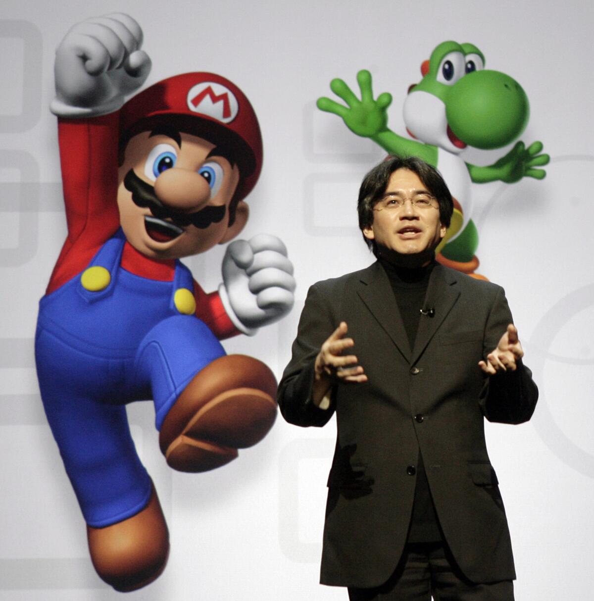 Satoru Iwata, presidente y director general de Nintendo Co. Ltd., hace declaraciones en conferencia de prensa en la que la compañía presentó su versión mejorada del control remoto Wii y nuevos juegos durante la Cumbre E3 en Los Angeles,California, el 15 de julio de 2008. Iwata falleció el sábado 11 de julio de 2015 de un tumor en el conducto biliar en un hospital en Kyoto, en el oeste de Japón. Tenía 55 años. (AP Foto/Ric Francis, File)