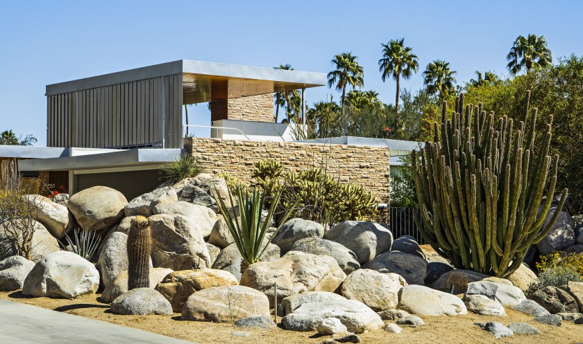 A midcentury modern home in the desert 