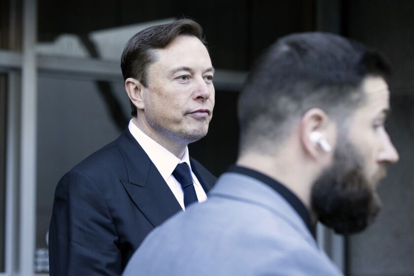 Elon Musk se retira del Edificio Federal Phillip Burton y la Corte Federal en San Francisco donde se le sigue un juicio, el martes 24 de enero de 2023. (AP Foto/ Benjamin Fanjoy)