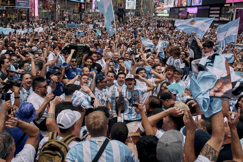 Hinchas argentinos corean en Times Square 