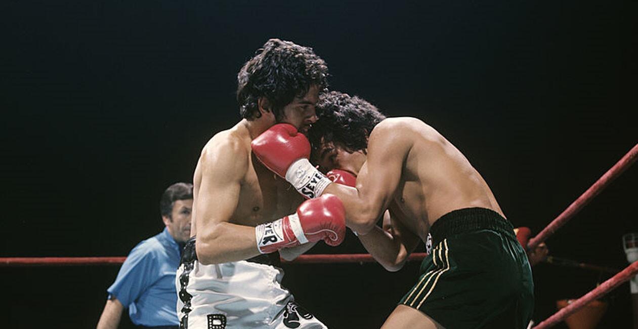 Bobby Chacón (i) en su pelea con Rubén 'El Púas' Olivares celebrada en The Forum, en Inglewood, California, el 20 de junio de 1975.