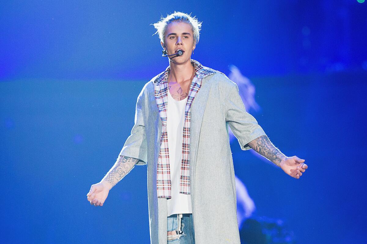 Justin Bieber has settled a lawsuit stemming from a run-in with a photographer.