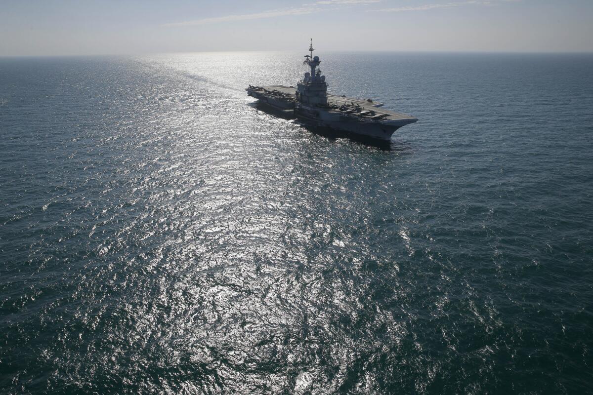 El portaaviones francés Charles de Gaulle navega en aguas del Golfo Pérsico como parte de la coalición militar encabezada por Estados Unidos contra el Estado Islámico. (Foto AP/Christophe Ena, Archivo)