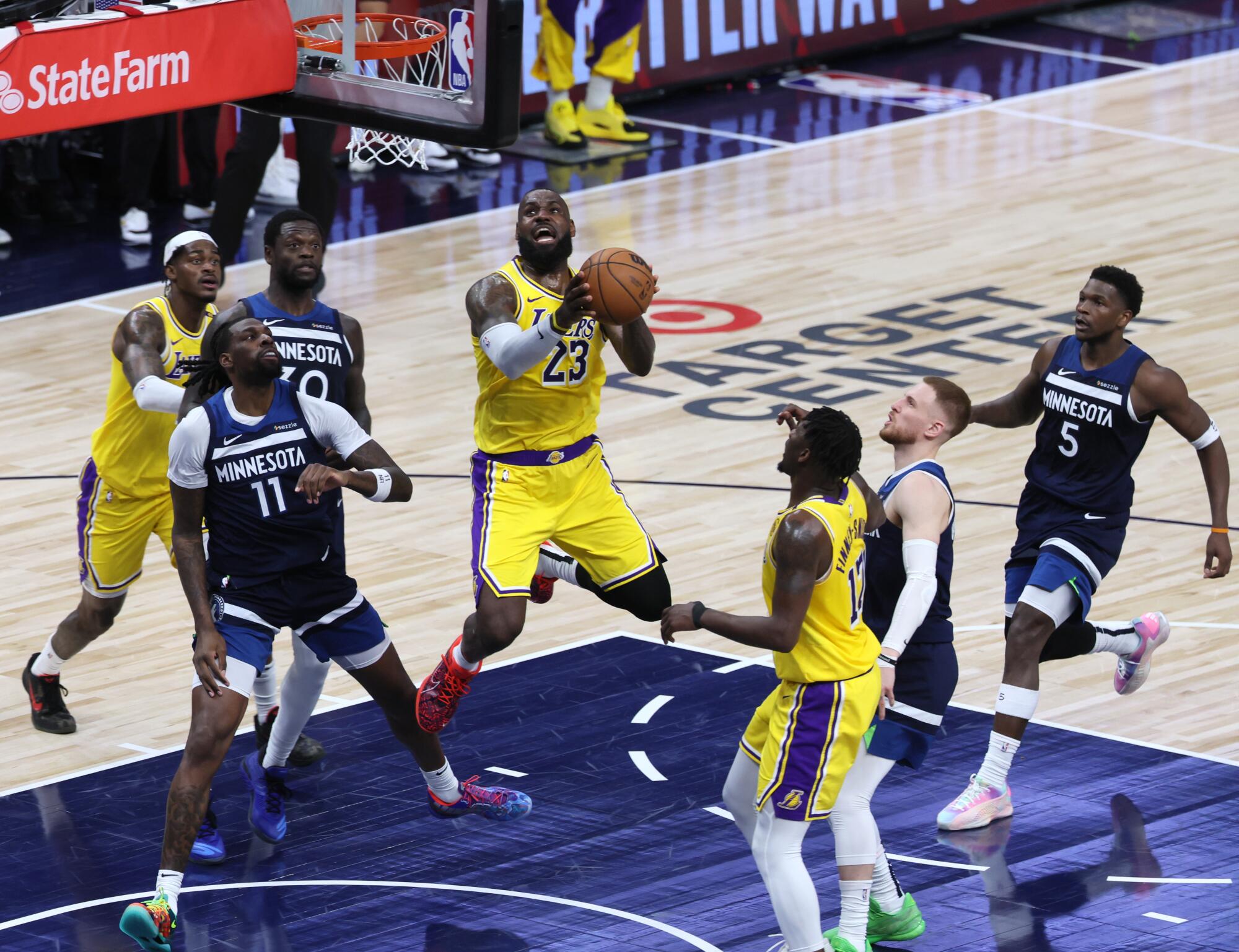 Lakers yıldızı LeBron James, Minnesota Savunmasını Oyun 3'ün ilk yarısında bir düzende skorlamak için ayırıyor.