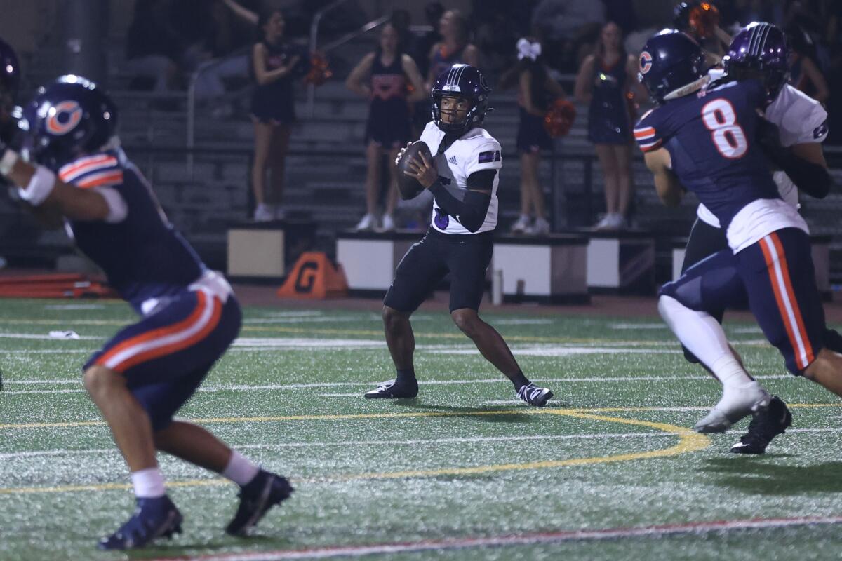 Le quart-arrière de deuxième année Jaden Jefferson de Cathedral regarde vers le bas du terrain contre Chaminade.