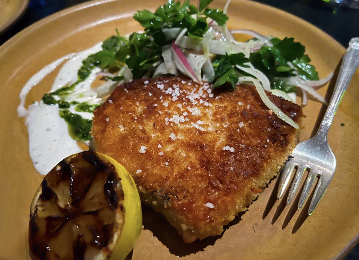 Schnitzel de pez espada en Mabel's Gone Fishing en North Park.