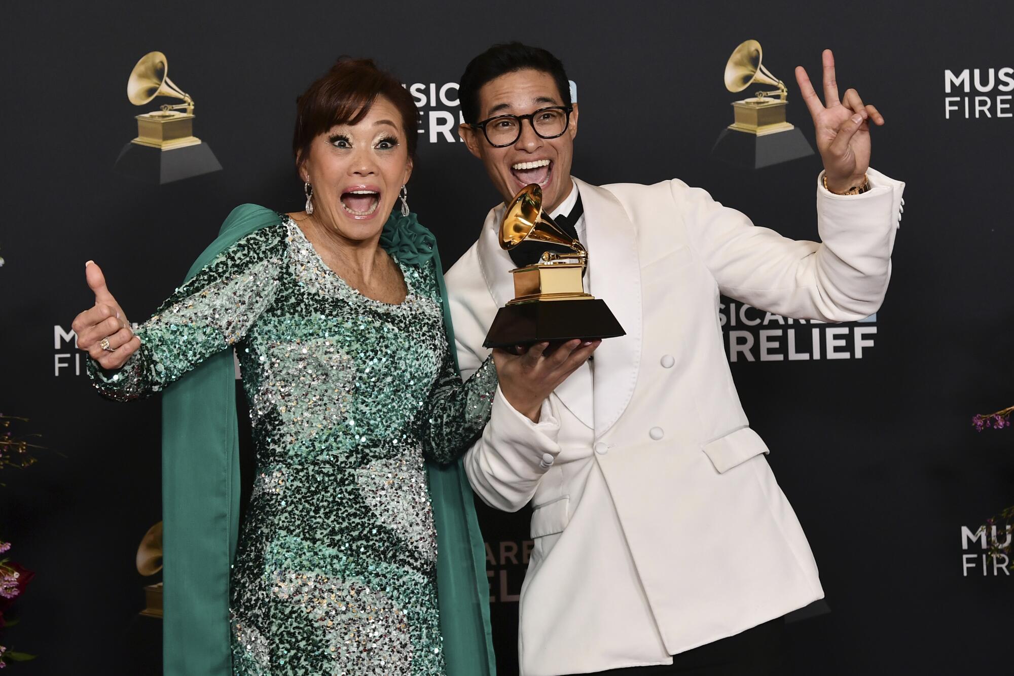 Mimy Succar, a la izquierda, y Tony Succar posan en la sala de prensa con el premio al mejor álbum latino tropical