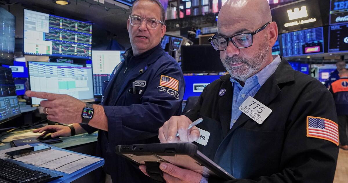 Wall Street sigue subiendo, incluso cuando los hogares estadounidenses siguen desanimados