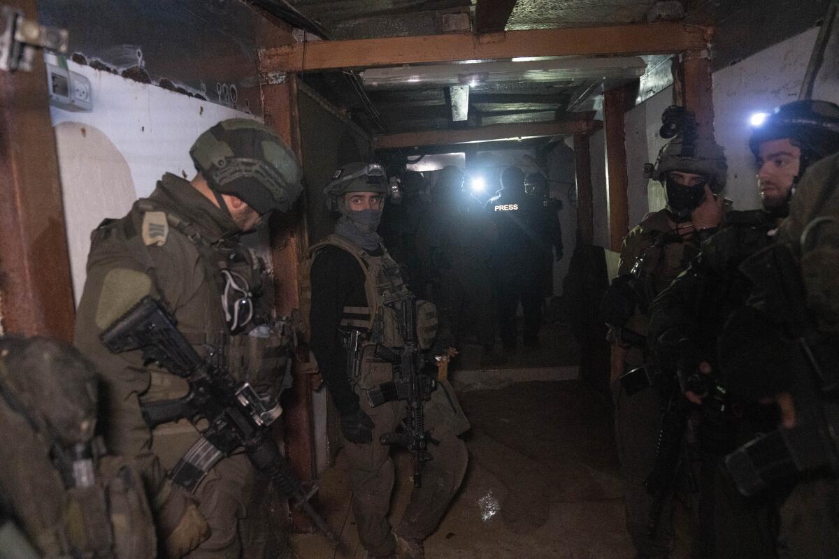 Soldados israelíes en un túnel de Hamás que pasa por debajo de un cementerio, 