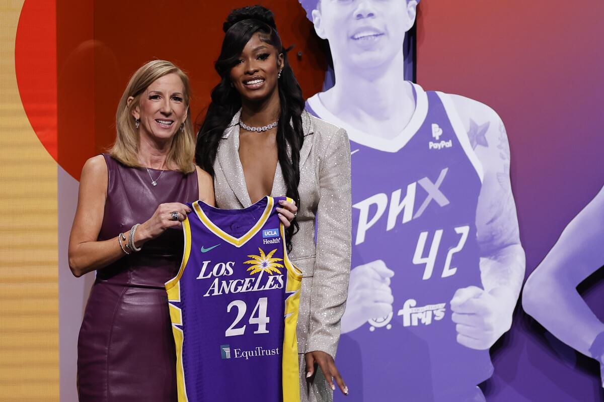 WNBAコミッショナーのキャシー・エンゲルバートと写真を撮るテネシーのリケア・ジャクソン（右）。