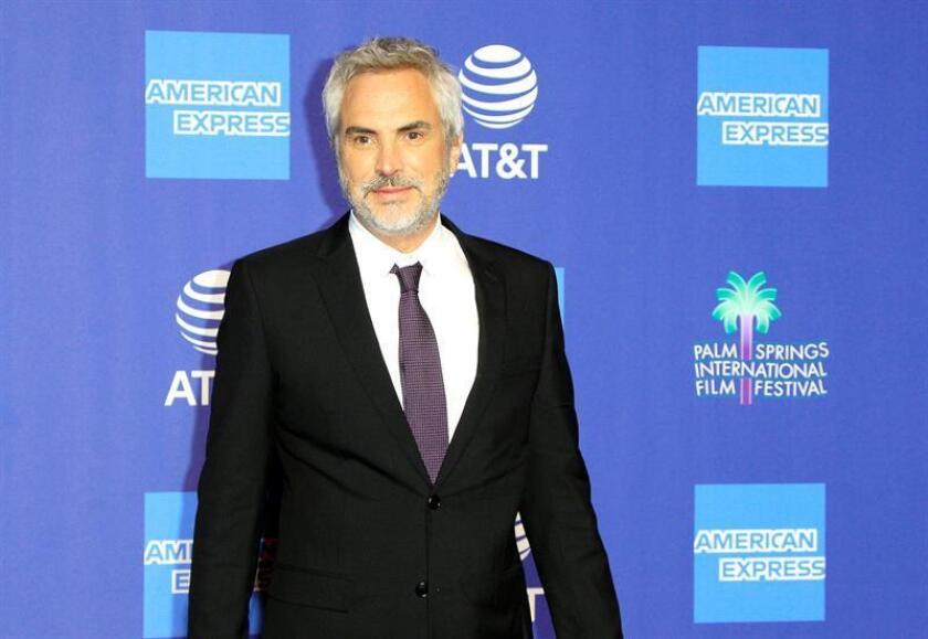 El director mexicano Alfonso Cuaron posa a su llegada a la 30? edición del Festival de Cine de Palm Springs que se celebra en Palm Springs.