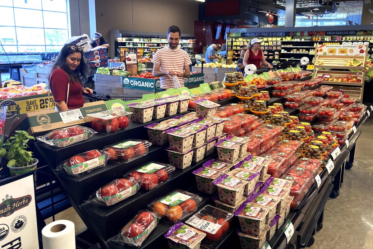 Gente de compras en una tienda de comestibles en Glenview, Illinois, el 4 de julio de 2022.