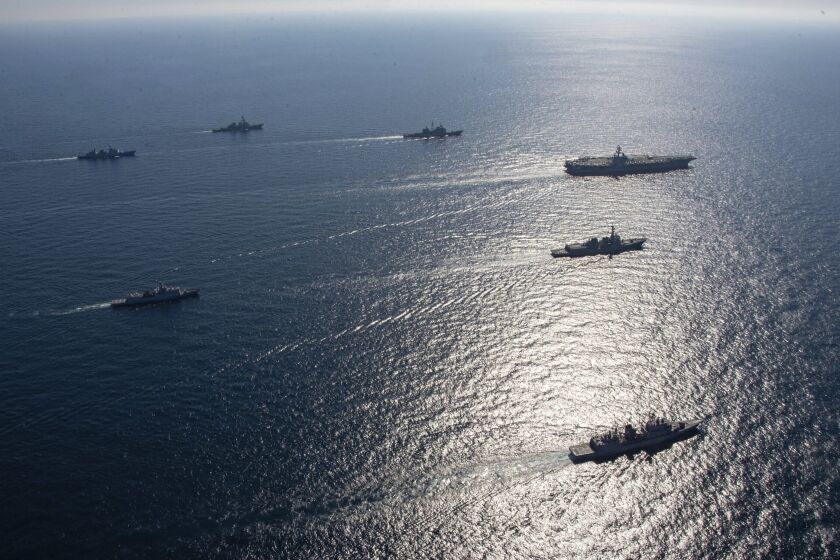 ARCHIVO - El portaaviones USS Ronald Reagan, arriba a la derecha, participa en ejercicios navales entre Estados Unidos y Corea del Sur el aguas al este de Corea del Sur el 29 de septiembre de 2022. (Marina de Corea del Sur/Yonhap vía AP, Archivo)