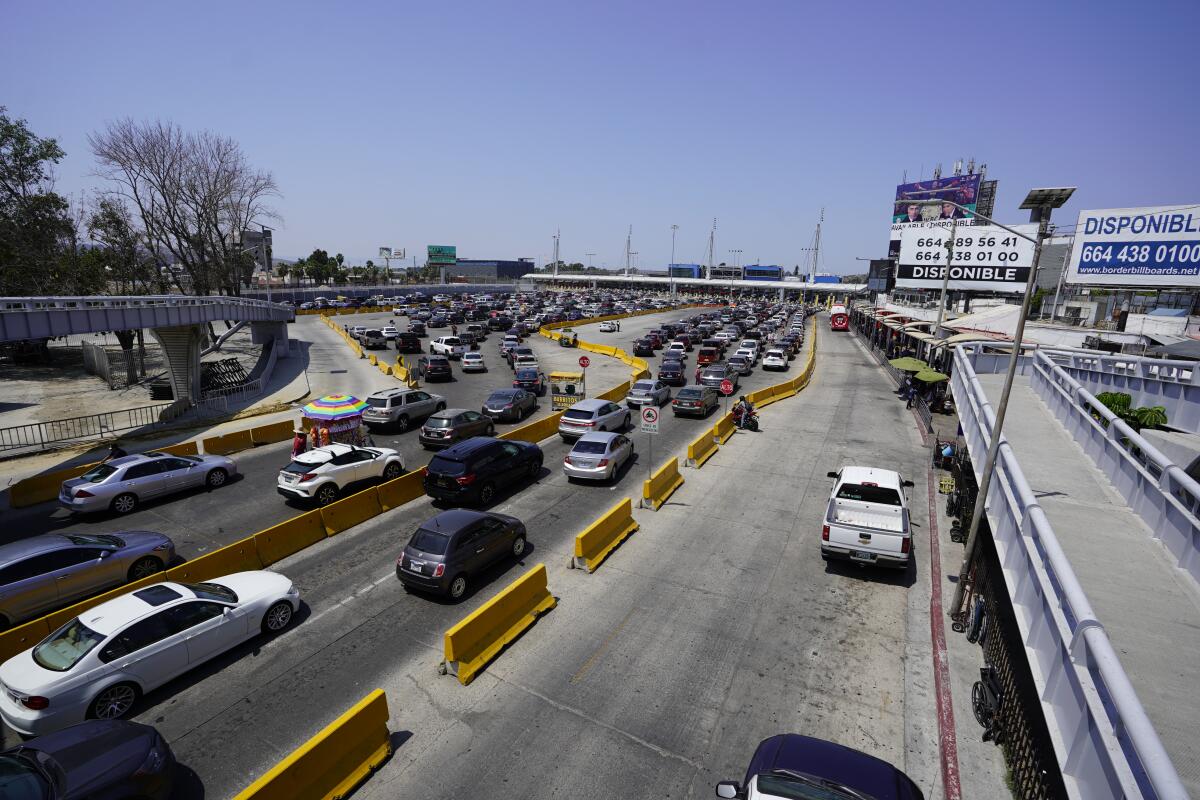 Los vehículos circulan por los carriles del cruce fronterizo de San Ysidro, en Tijuana.