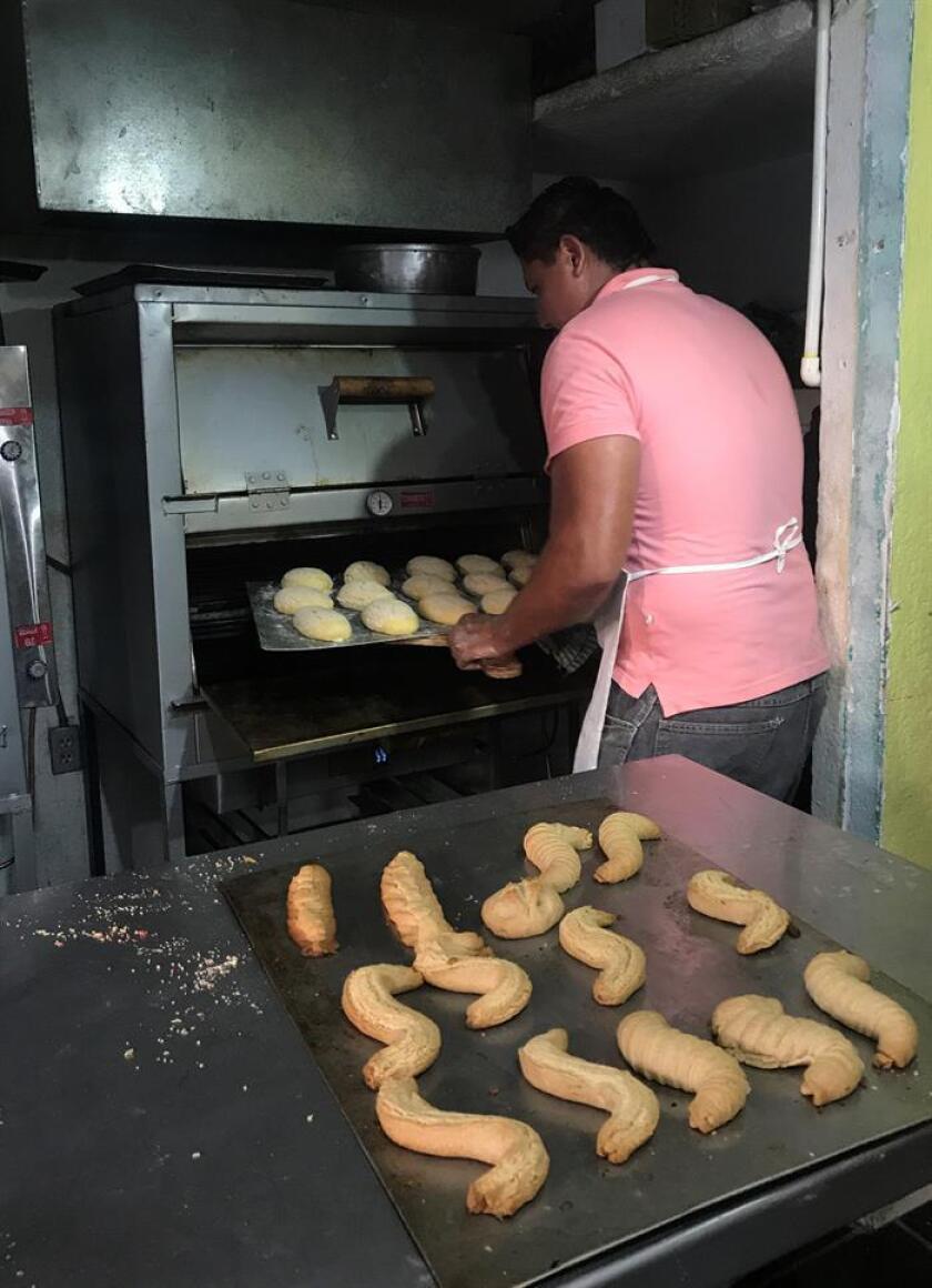Fotografía del 21 de enero de 2019 que muestra a un panadero laborando en la panadería "Renacer de la Esperanza", en la ciudad de Acapulco (México). EFE