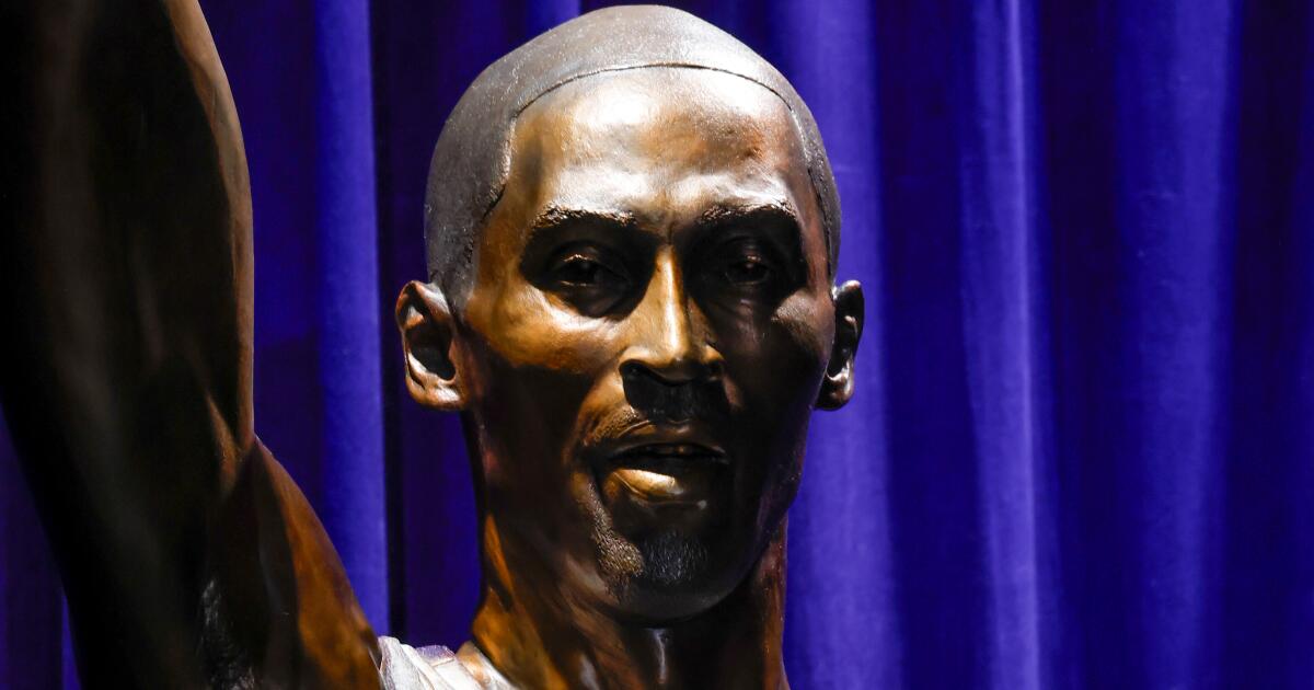Kobe Bryant statue a perfect portrayal of the Lakers legend - Los ...