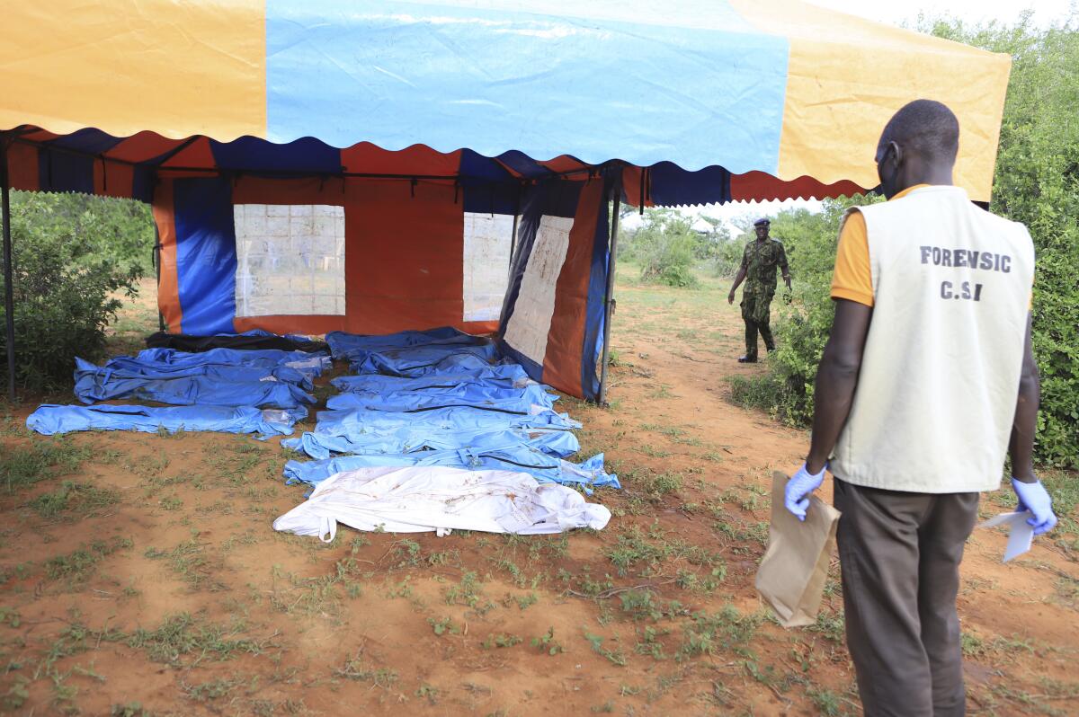 Restos de personas exhumadas de una hacienda cerca de Malindi, Kenia, el 25 de abril de 2023.