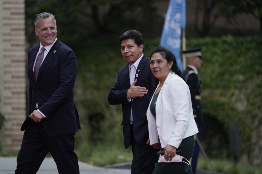 El presidente del Perú, Pedro Castillo, y la primera dama Lilia Paredes llegan a una cena durante la Cumbre de las Américas en Los Angeles el jueves 9 de junio del 2022. (AP Photo/Jae C. Hong)