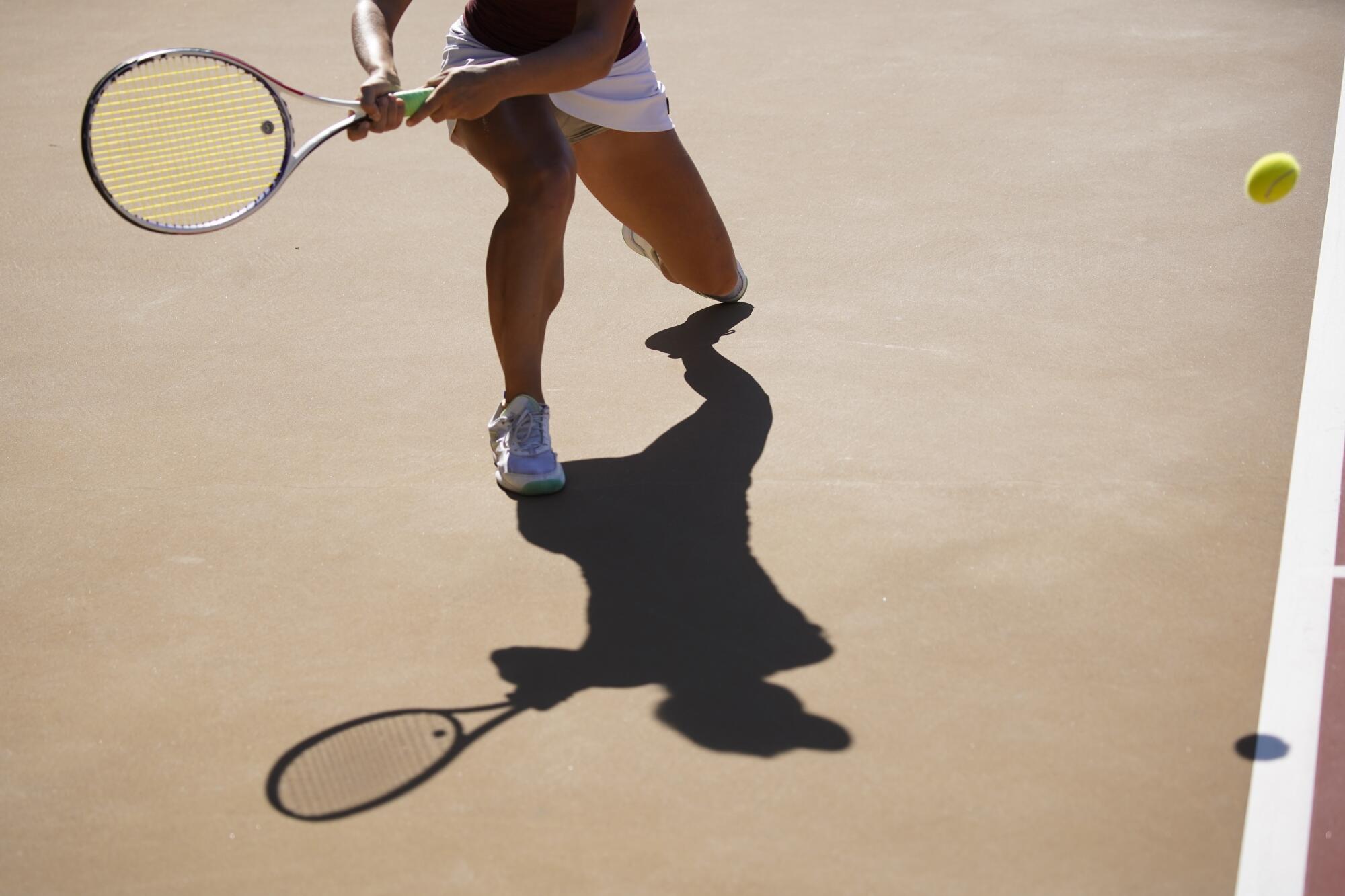 Тень теннисистки средней школы Торри Пайнс Натальи Мошернак.