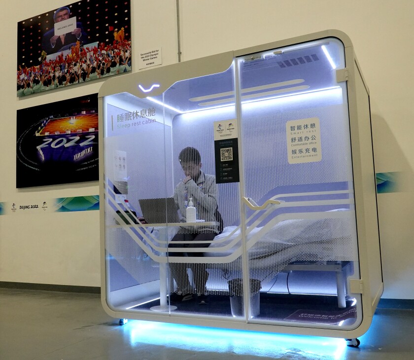 Bai Wenshuo is working on his laptop in a sleeping cabin.