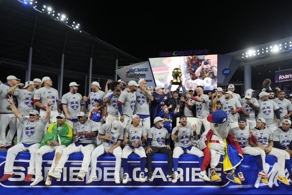 Los jugadores de Venezuela celebran su triunfo sobre República Dominicana en la final de la Serie 
