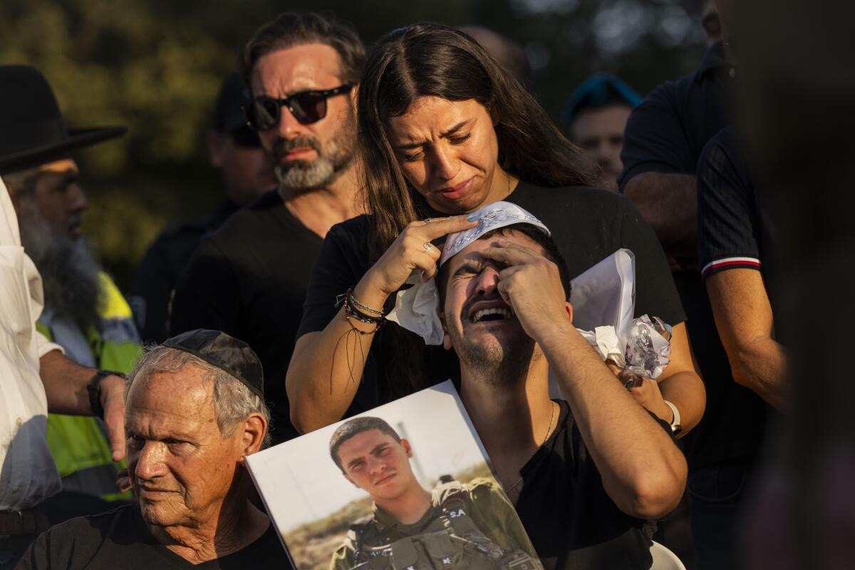 Familiares lloran durante el funeral del sargento israelí Shay Arvas 
