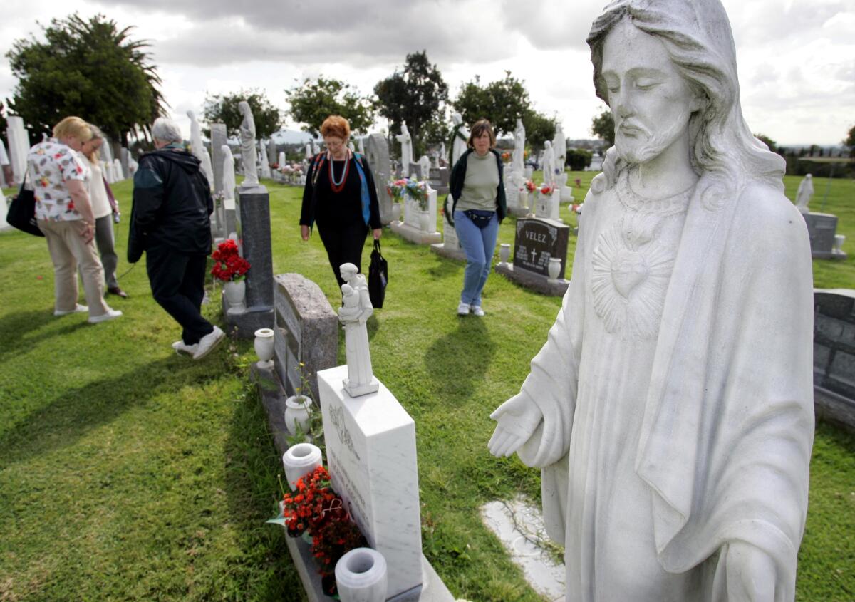 Un grupo de personas recorre el cementerio de la Santa Cruz en abril de 2005.